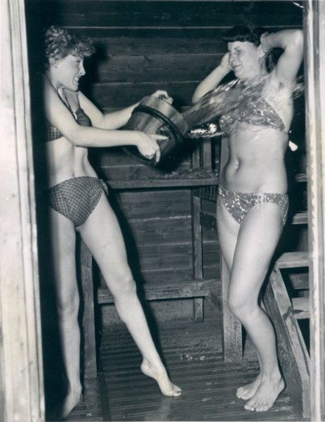 Paris Models splash water for exercise 1949
