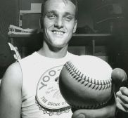 Roger Maris holds 60th home run ball 1961 photo UPI
